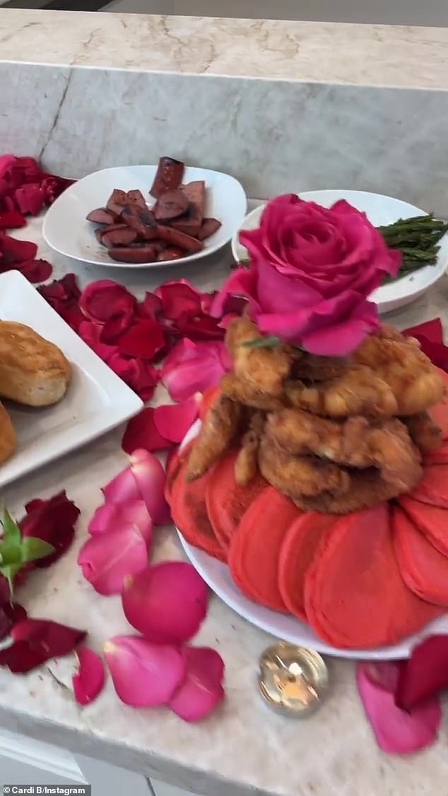 WL!  Cardi's Valentinstag wird mit einem üppigen Brunch verwöhnt, der aus roten Pfannkuchen, Speck, Keksen, Garnelen und Obst besteht.