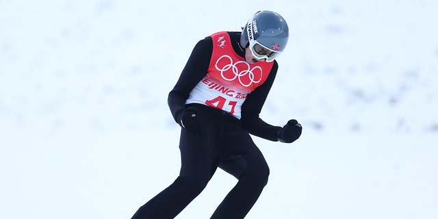 Jarl Magnus Reber vom norwegischen Team feiert am 11. Februar 2022 im National Cross-Country Ski Center in Zhangjiakou, China, den Wettbewerb während der Gundersen Hill Singles/10 km Ski Jump-Wettkampfrunde am 11. Tag der Olympischen Winterspiele 2022 in Peking. 