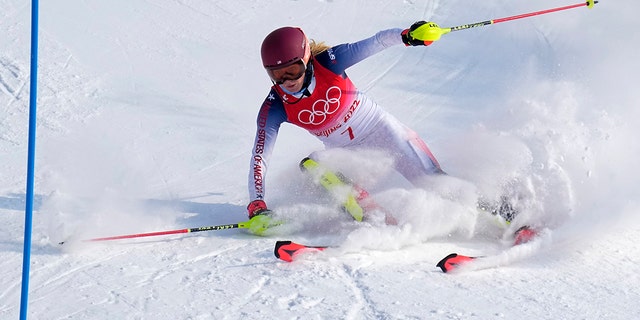 Michaela Shiffrin läuft in der ersten Runde des Slaloms der Frauen bei den Olympischen Winterspielen 2022 am Mittwoch, 9. Februar 2022, in Peking.