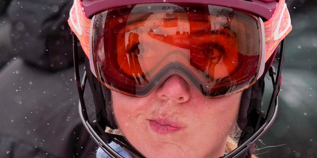 Michaela Shiffrin reagiert nach einem Sturz im Slalom der Frauen bei den Olympischen Winterspielen 2022, Donnerstag, 17. Februar 2022, in Peking.