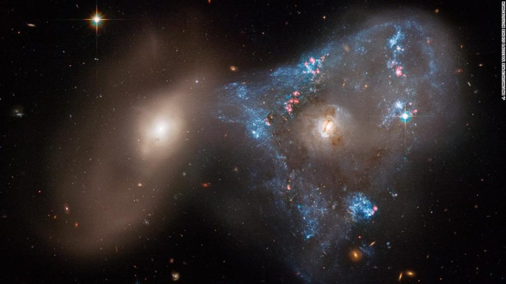 Zwei Galaxien, die miteinander kollidieren, bilden ein ungewöhnliches Weltraumdreieck