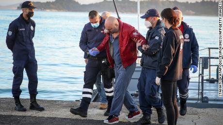Ein geretteter Passagier kam am Freitag im Hafen von Korfu an, nachdem Hunderte von Menschen vom Schiff evakuiert worden waren.