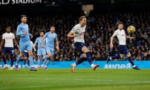 Harry Kane schießt Tottenham in Führung.