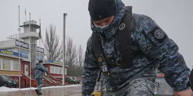 Ein ukrainischer Marinegrenzschutz folgt am 2. Februar einer Patrouille im Asowschen Meer in der Nähe von Mariupol in der Region Donezk in der Ostukraine.