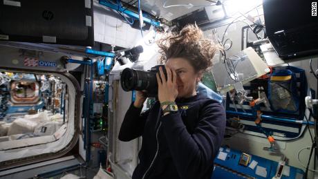 Die NASA-Astronautin Kayla Barron macht am 15. Januar ein Bild der Probenstelle auf dem US-Modul Node 2 (Harmony) auf der Internationalen Raumstation für das Quadruple Angle Gathering Research Experiment.