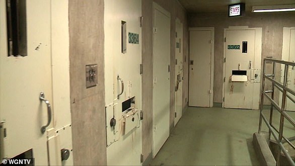 Zellenblock in einem anderen Teil des Gefängnisses.  Abgeschlossene Zellen sind Tätern der schwersten Verbrechen vorbehalten