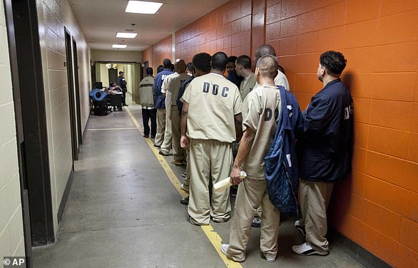 Auf diesem Aktenfoto vom 29. September 2011 stehen Insassen im Cook County Gefängnis in Chicago Schlange, um für ihre Freilassung bearbeitet zu werden.