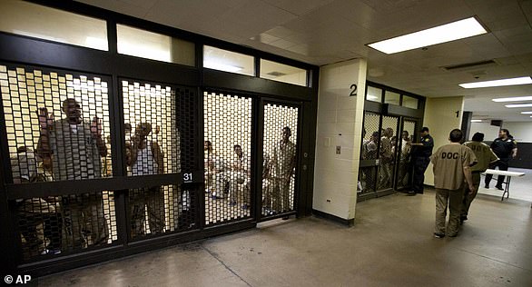 Auf diesem Aktenfoto vom 29. September 2011 warten Insassen des Cook County Gefängnisses in Chicago auf ihre Freilassung.  Josie muss mindestens die Hälfte seiner 150-tägigen Haftstrafe absitzen