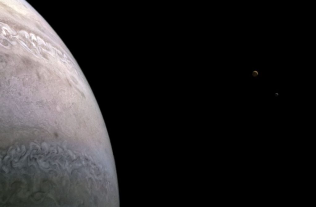 Die NASA-Raumsonde nimmt ein atemberaubendes neues Bild der Jupitermonde Io und Europa auf