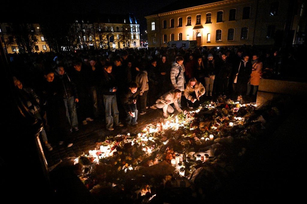 Die Menschen gedenken der beiden Lehrer, die am 22. März 2022 an der Lateinschule Malmö ermordet wurden.