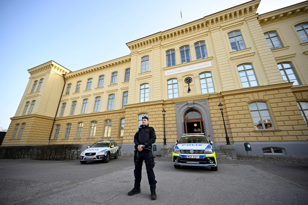 Ein Polizist steht am Dienstag, 22. März 2022, vor der Lateinschule Malmö in Malmö, Schweden.