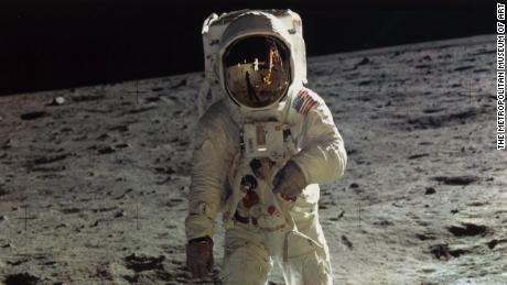 Mondproben von Apollo 11 nach Lebenszeichen durchsucht