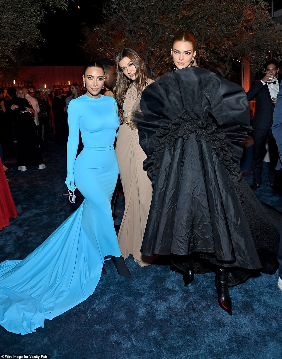 Fashion-Fall!  Auch Kendall fiel in ihrem superschwarzen Kleid auf