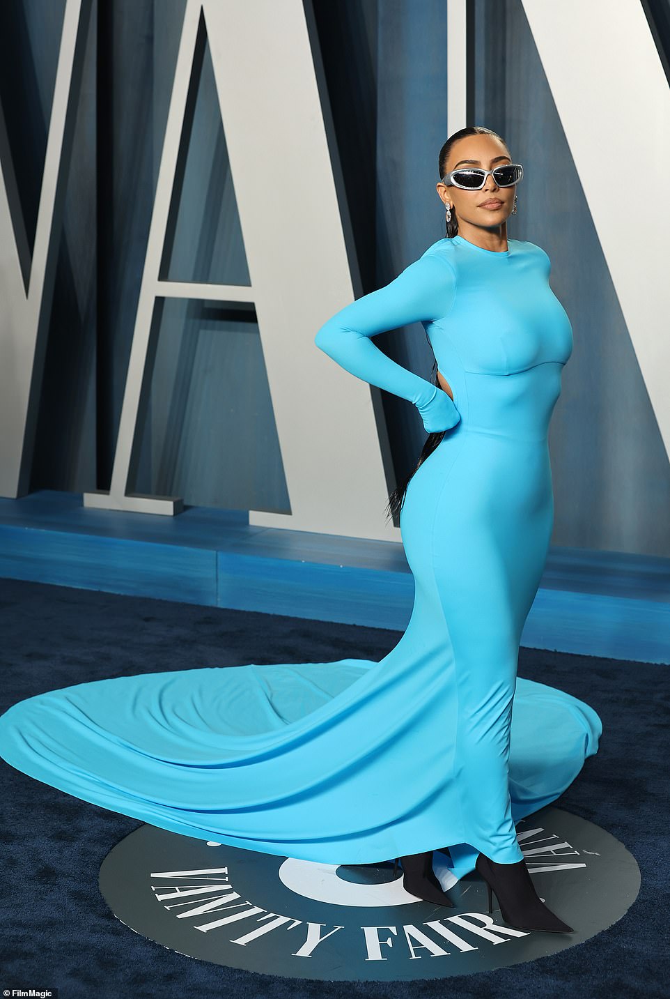 Atemberaubend in Blau!  Kim Kardashian stellte ihre ikonischen Kurven in den Mittelpunkt, als sie sich bei der Vanity Fair Oscar Party 2022 unter die Hollywood-Könige mischte.