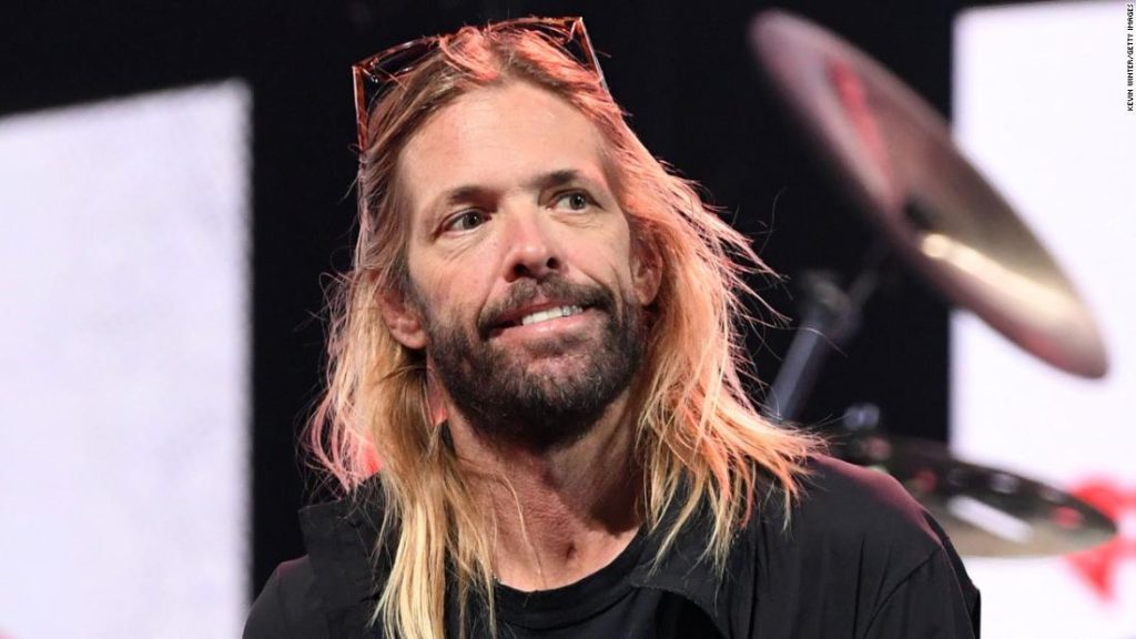 Was wir über den Tod von Foo Fighters-Schlagzeuger Taylor Hawkins wissen