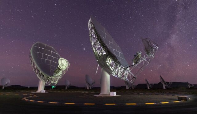 Fünfzehn der 64 Antennen des Radioteleskops MeerKAT unter dem Sternenhimmel in der Karoo, Südafrika. 