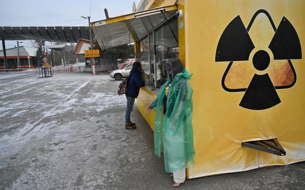 Die Ukraine sagt, dass Waldbrände in der Nähe des von Russland kontrollierten Kernkraftwerks Tschernobyl Strahlungsängste schüren