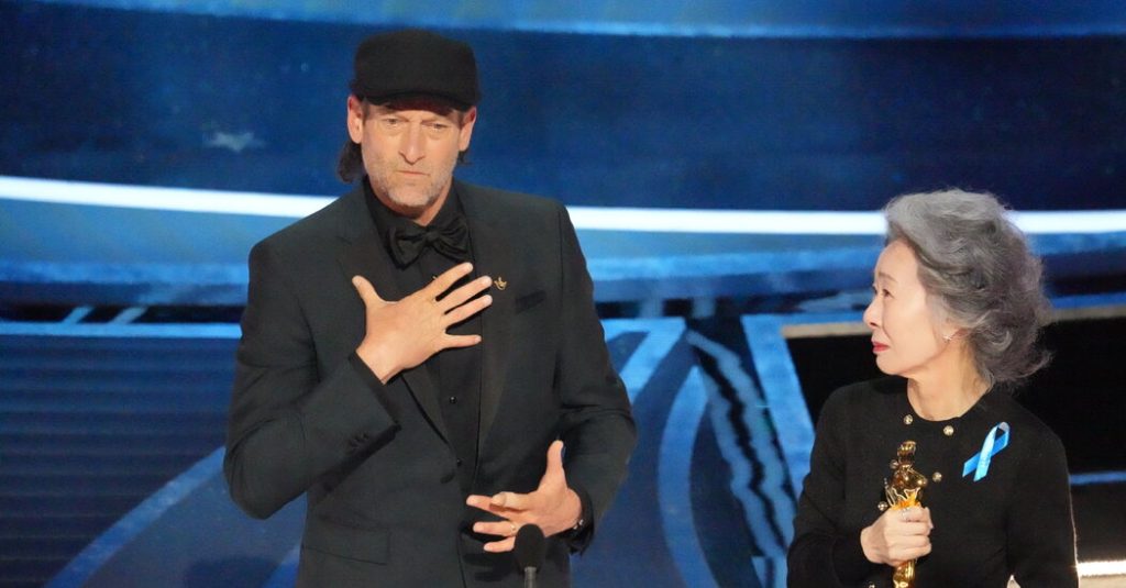 Oscars-Fans springen auf, nachdem Will Smith Chris Rock geohrfeigt hat