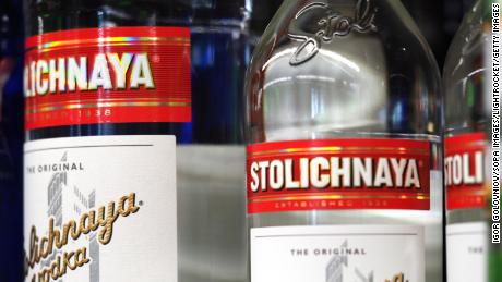 Flaschen Stolichnaya-Wodka, die 2020 ausgestellt wurden. Der Wodka, der am besten dafür bekannt war, als russischer vermarktet zu werden, wird nun als Stoli verkauft und vermarktet, sagte das Unternehmen in einer Erklärung.