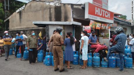 Ohne Gas könnten die Menschen in Sri Lanker nicht kochen, und Stromausfälle bedeuteten, dass Elektroherde unbrauchbar waren.