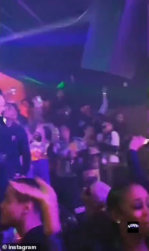 Die Videos zeigen Menschen an einem überfüllten Ort, die um den Körper des toten Rappers tanzen und singen