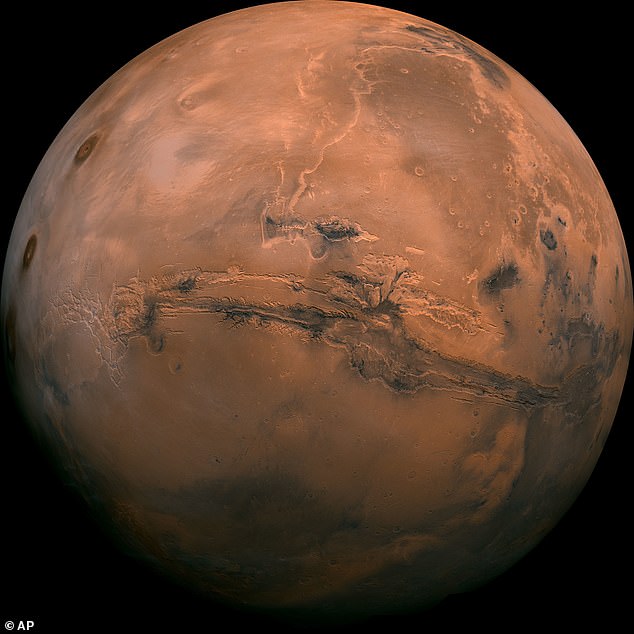 Seit ihrer Ankunft im November 2018 hat die InSight-Sonde mit mehreren Missionen zusammengearbeitet, die den Mars umkreisen und die Oberfläche des Planeten durchstreifen, einschließlich des Curiosity-Rover