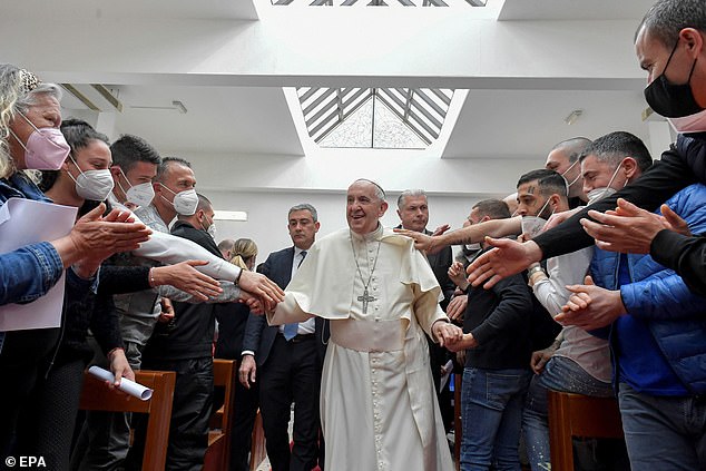 Unter den 12 Gästen, die an der Zeremonie teilnahmen, waren Männer und Frauen unterschiedlichen Alters und unterschiedlicher Nationalität.  Im Bild: Der Papst begrüßt am Donnerstag Menschen in einem Gefängnis in Rom
