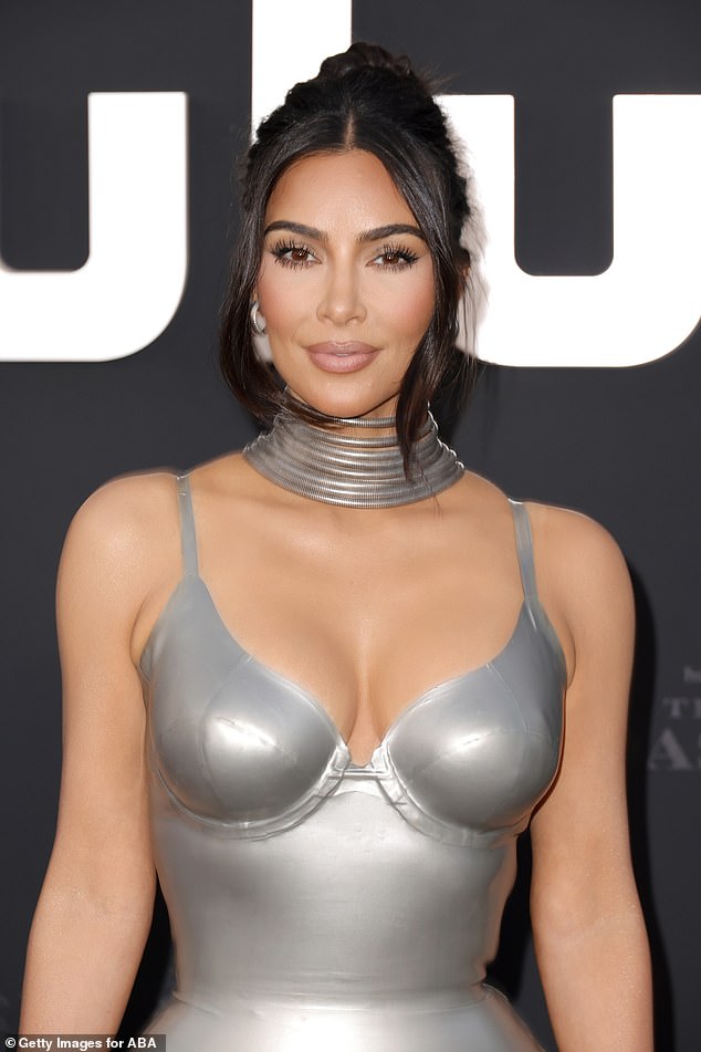 Kim wurde letzte Woche bei der Kardashian-Premiere in Los Angeles fotografiert