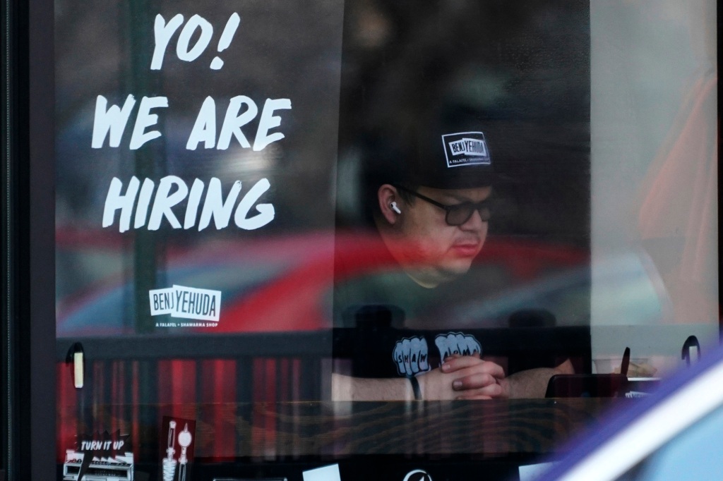 In einem Restaurant in Schaumburg, Illinois, hängt ein Rekrutierungsbanner.