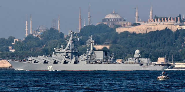 Der russische Lenkwaffenkreuzer Moskva segelt im Juni 2021 in Istanbul, Türkei, auf dem Weg zum Mittelmeer über den Bosporus.