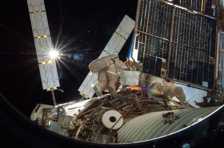 Die Kosmonauten Oleg Artemyev und Alexander Skvortsov beim Weltraumspaziergang 2014