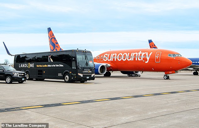 Die Festnetzlinie mit Sitz in Fort Collins, Colorado, hat ähnliche Vereinbarungen mit Sun Country Airlines in sieben Städten in Minnesota und Wisconsin.