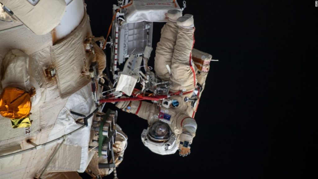 Russische Kosmonauten werden den Roboterarm der Raumstation „biegen“.