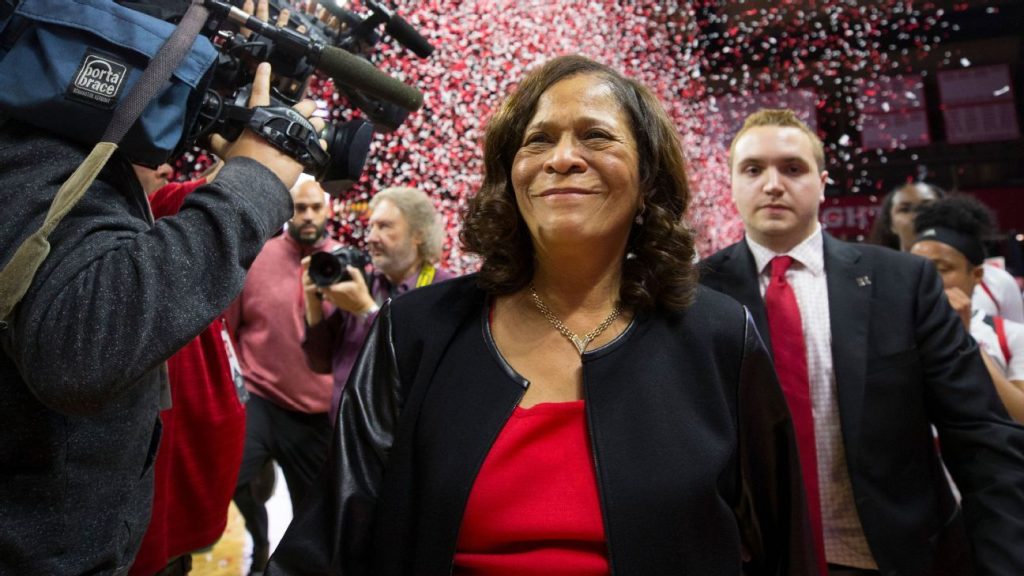 C-Vivien Stringer, Basketballtrainerin der Rutgers Hall of Fame-Frauen, gibt nach 50 Spielzeiten ihren Rücktritt bekannt