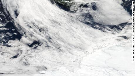 Satellitenbilder von einem atmosphärischen Fluss über der Antarktis am 25. Januar 2008, von denen Wissenschaftler sagen, dass sie zum Zerfall von Eis in den Larsen-A- und Larsen-B-Regalen geführt haben. 