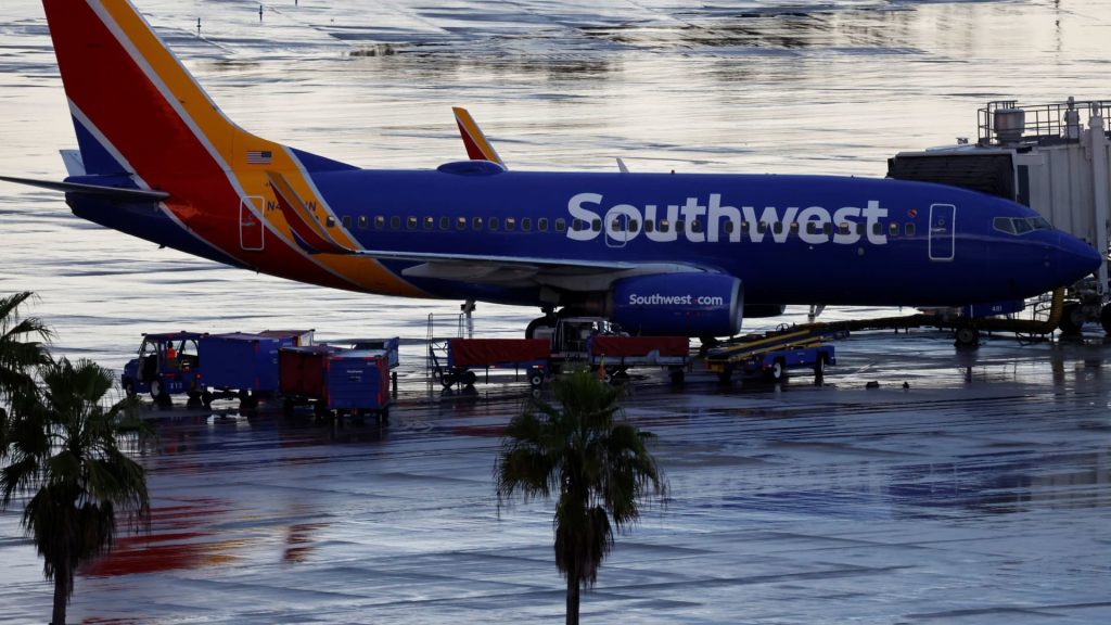 Fluggesellschaften haben an diesem Wochenende Hunderte von Flügen gestrichen, als Stürme durch Florida fegten