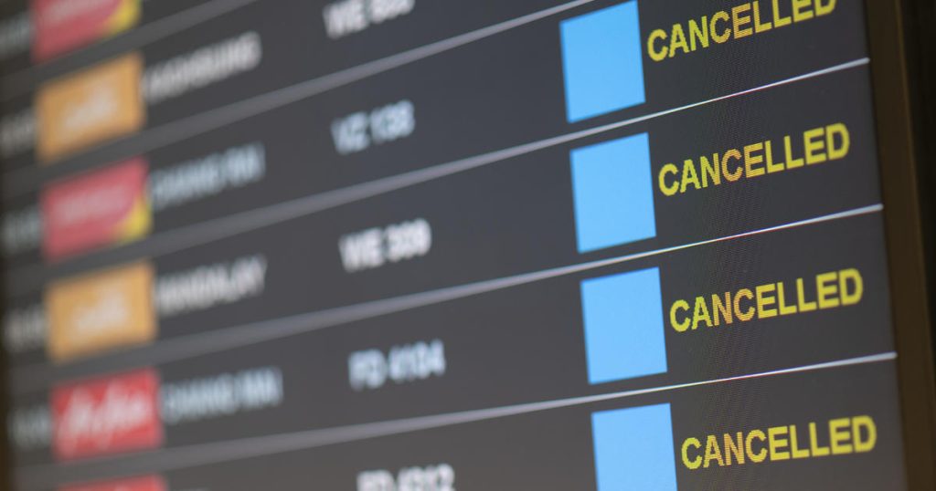 Fluggesellschaften streichen Hunderte Flüge wegen des aufkommenden Coronavirus, nachdem die Maskenregeln fallengelassen wurden