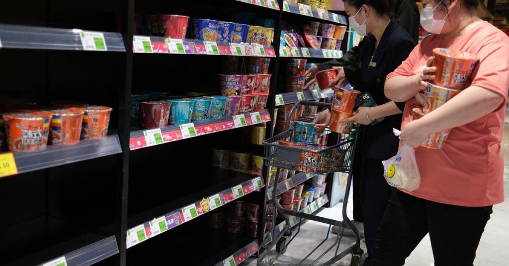 Hamsterkäufe in Pekinger Geschäften angesichts der Befürchtungen einer COVID-Abschaltung