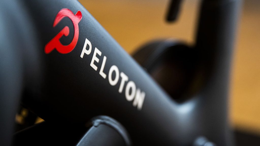 Peloton erhöht die Abonnementgebühren, senkt die Preise für Fahrräder und Prozessoren