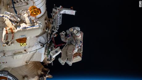 Die russischen Kosmonauten Denis Matveyev und Oleg Artemyev arbeiteten am 18. April sechs Stunden und 37 Minuten lang außerhalb des russischen Teils der Station.  Artemyev erscheint, erkennbar an seinen roten Streifen im Raumanzug.