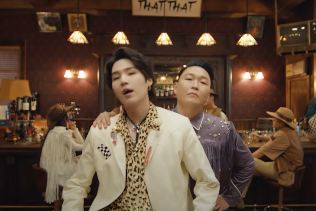 Sehen Sie sich Psy und Suga aus dem Musikvideo „That That“ von BTS an