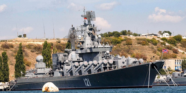 Der russische Raketenkreuzer Moskva, Flaggschiff der russischen Schwarzmeerflotte, legt am 11. September 2008 im Schwarzmeerhafen Sewastopol an. 