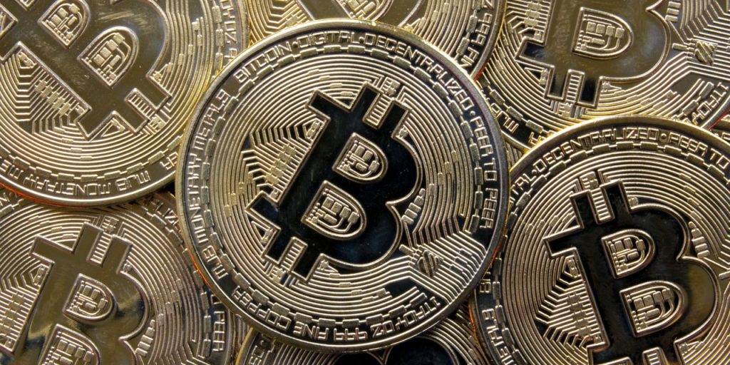Warum fällt Bitcoin?  Die Preise fallen inmitten einer größeren Schwankung der Kryptowährungen.