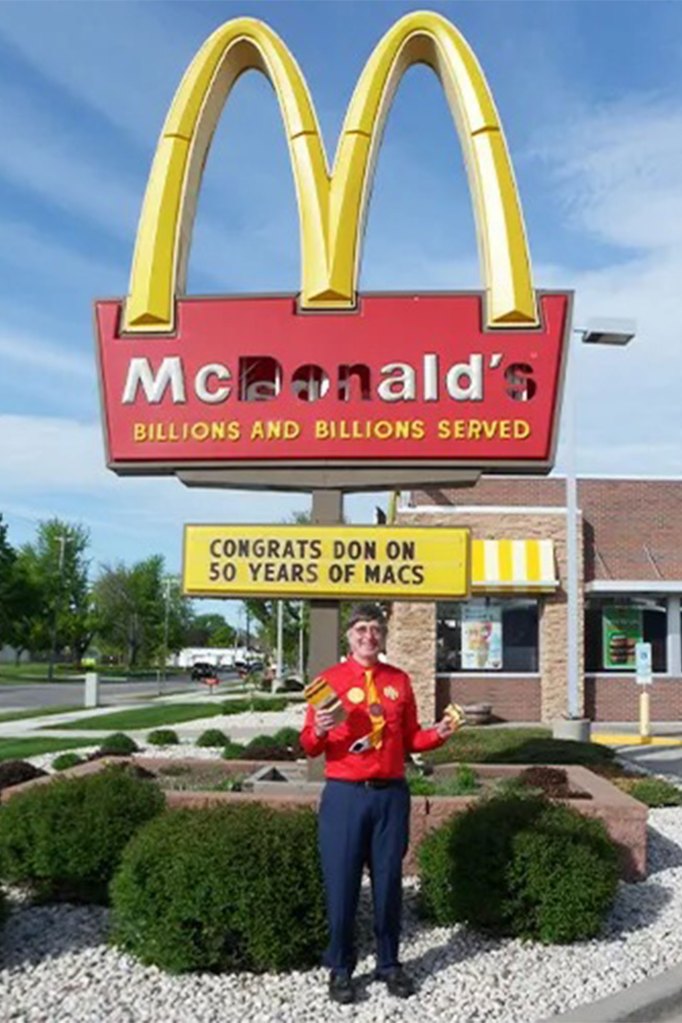 Gorsk vor dem örtlichen McDonald's, der sein Bild im Restaurant aufhängt.