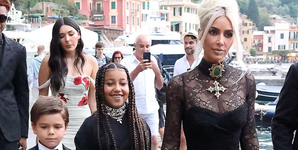 Kim Kardashian teilt einige Aufnahmen hinter den Kulissen von Kourtneys Hochzeit