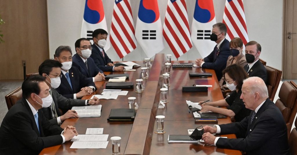 Biden und Yoon geloben, Nordkorea abzuschrecken und Hilfe im Kampf gegen das Coronavirus zu leisten