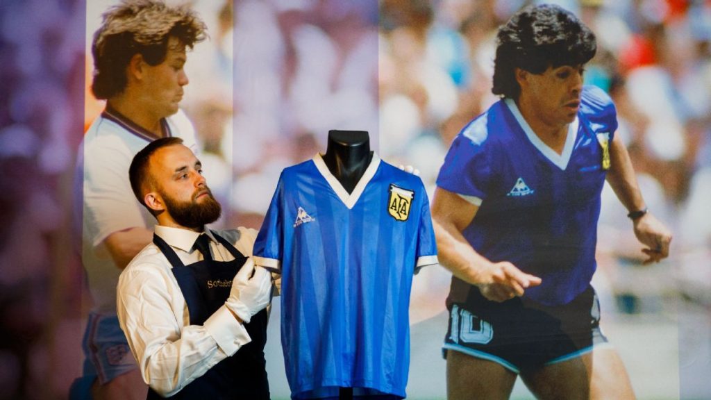 Das "Hand of God"-Trikot von Diego Maradona wird für einen Weltrekordpreis bei einer Auktion versteigert