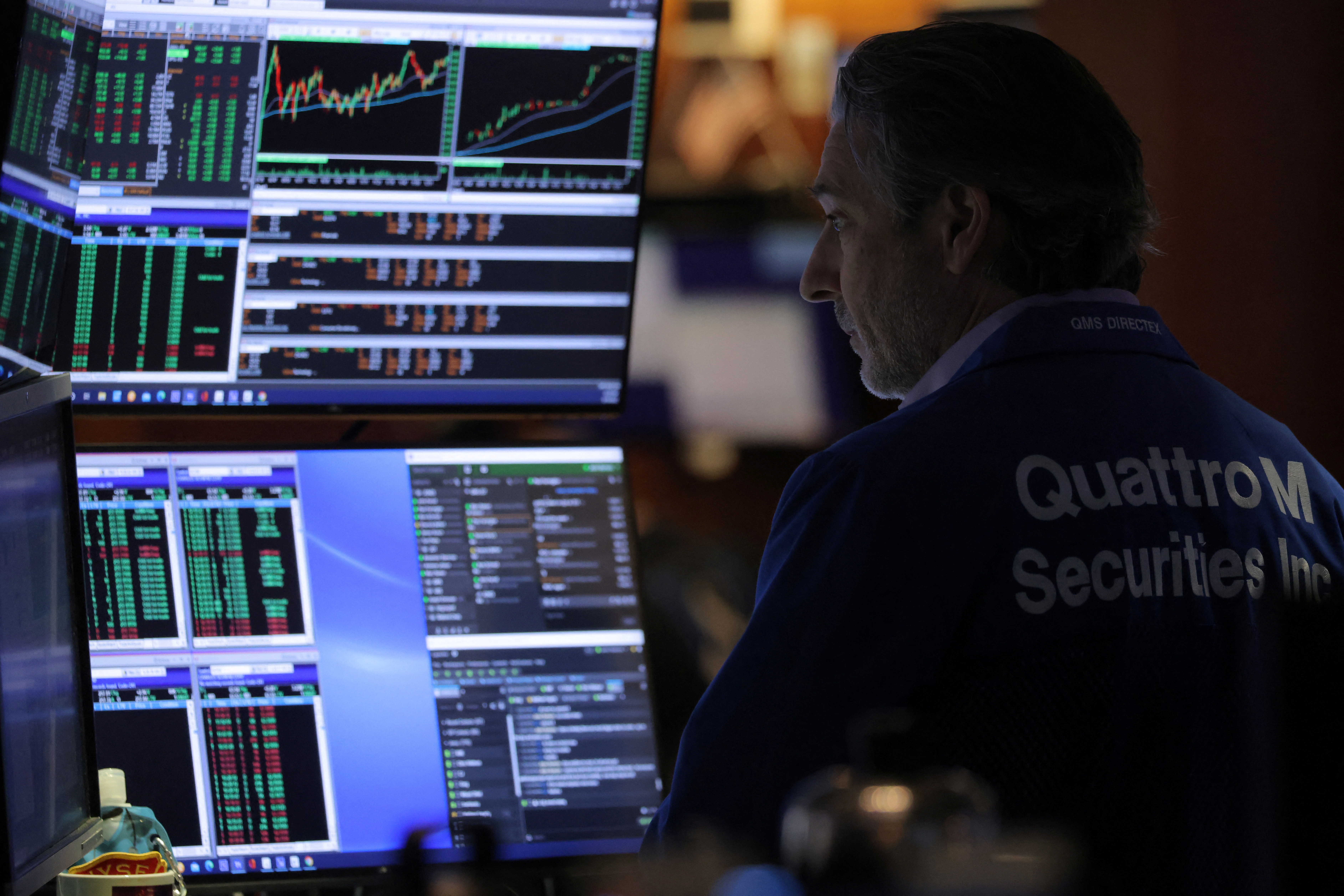 Ein Händler arbeitet auf dem Handelsparkett der New York Stock Exchange (NYSE) in Manhattan, New York City