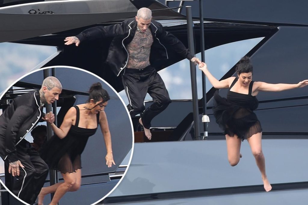 Kourtney Kardashian und Travis Parker springen nach der Hochzeit von der Yacht