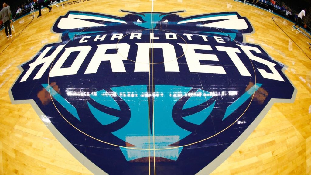 Quellen haben angegeben, dass Mike D'Antoni ein ernsthafter Kandidat war, da die Charlotte Hornets mit Interviews für eine Praktikumsstelle beginnen.